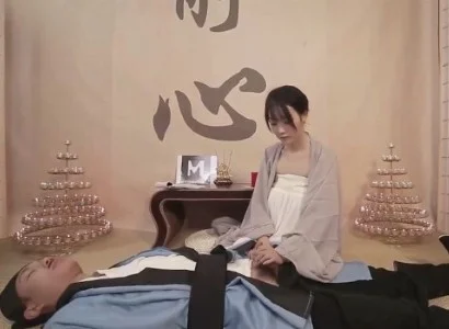 Người nữ tu băng bó cho vị đạo sĩ bị thương