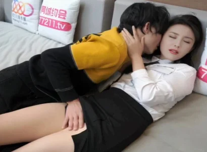 Cô nhân viên văn phòng lén chiều sếp để đổi lấy tiền