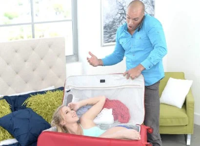 Vali chứa quà khiến người xem tò mò
