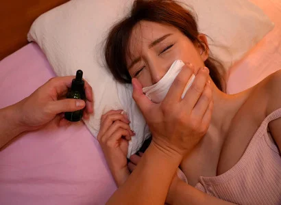 Gã trai đưa thuốc mê khiến cô em họ xinh đẹp mê man rồi quan hệ